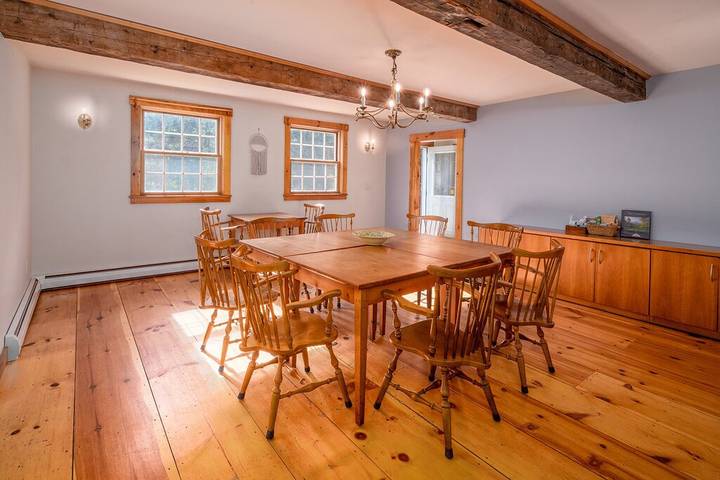 Vacation rental for 21 people, with terrace and yard in Burke