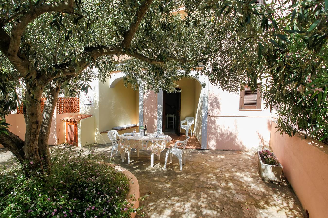 Casa vacacional "Mirtagru Apartamento Dell'Oleandro" con jardín, 2 terrazas privadas y Wi-Fi in Agrustos, Budoni