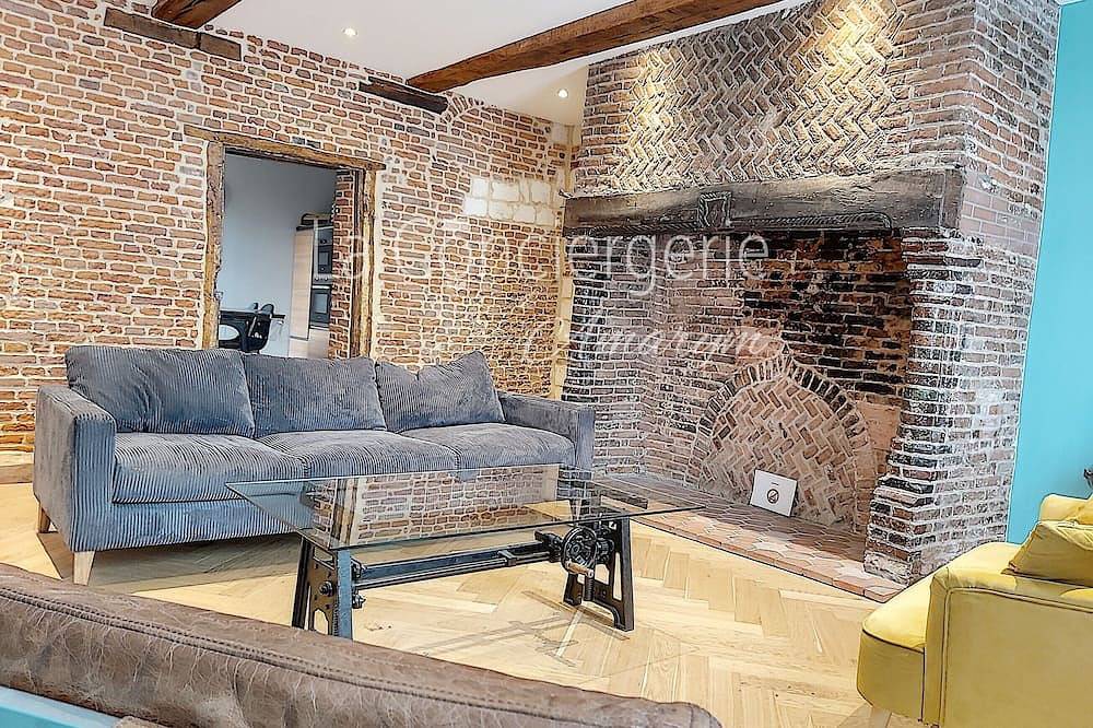 Entire apartment, Aa13 - Le Victor Hugo - séjour d’exception dans un appartement historique in Ault, Abbeville region