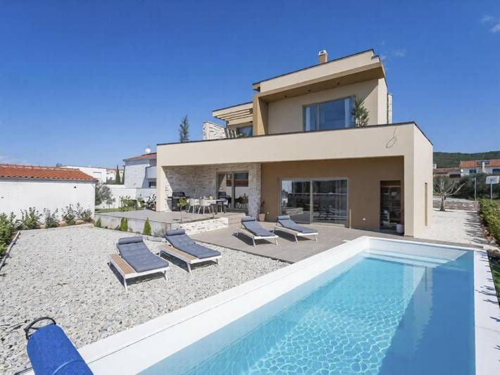 Villa pour 8 personnes, avec piscine et balcon ainsi que jacuzzi et sauna à Tribunj