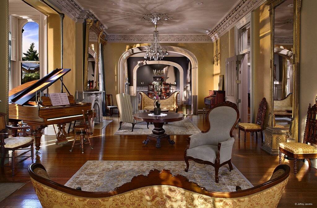 Luxury victorian home with private parking and courtyard in Memphis, Tennessee
