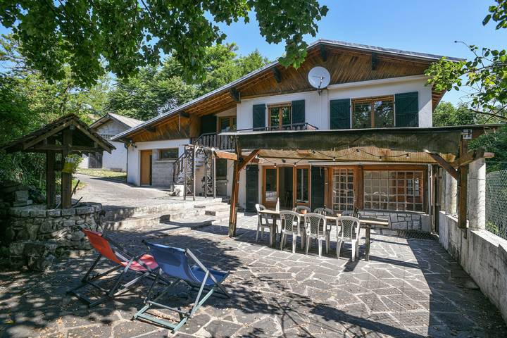 Location de vacances pour 8 personnes, avec Balcon ainsi que Jardin et Vue sur le lac dans Laissaud