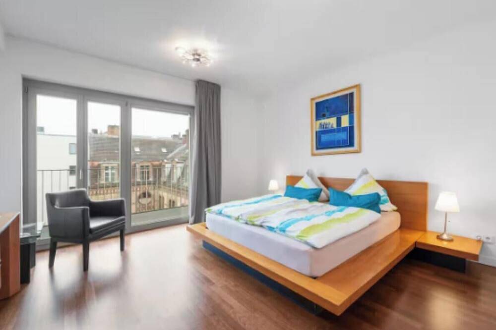 Ganze Wohnung, Modern City-Centre Penthouse with Rooftop Terrace & Free Parking in Steglitz-Zehlendorf, Berlin