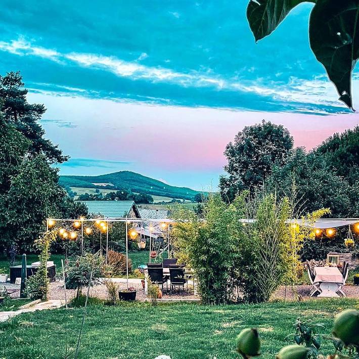 Station pour 2 personnes, avec jardin ainsi que vue et piscine, animaux acceptés à Larochemillay
