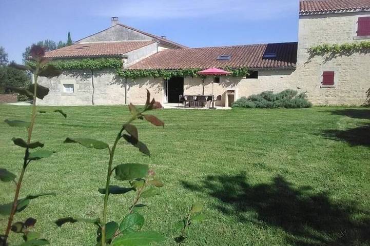 Gîte pour 6 personnes, avec piscine et terrasse, animaux acceptés à Chaix