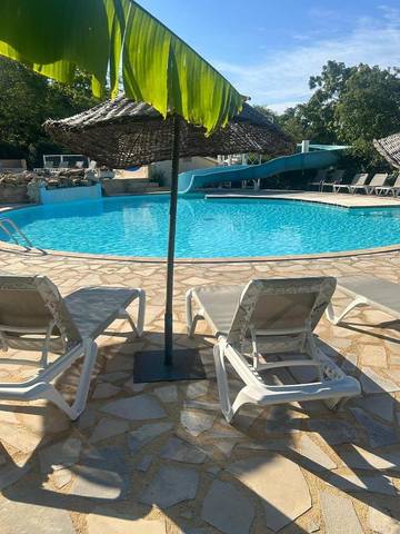 Cottage pour 5 personnes, avec jardin et piscine ainsi que bassin pour enfant et terrasse à Coux-et-Bigaroque