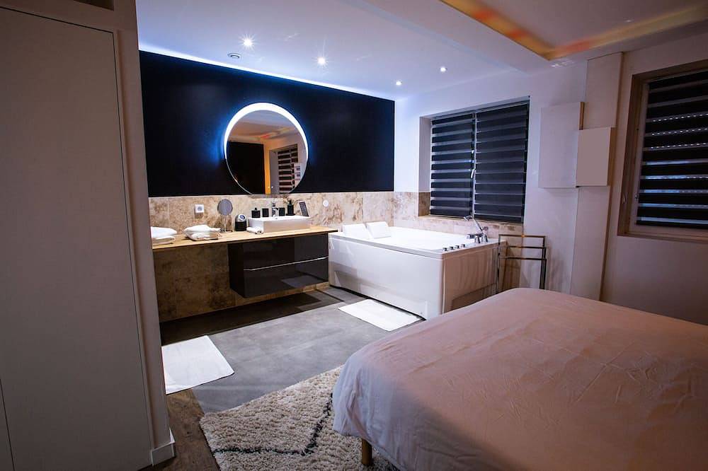 Entire apartment, Bd Room Cocon Cozy Balneoterapy In Saint-Etienne in Saint-Étienne, Pilat Regional Nature Park