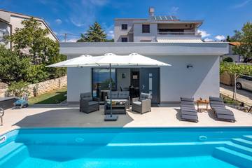 Ferienhaus mit Meerblick für 4 Personen, mit Pool und Meerblick sowie Terrasse in Kvarner Bucht