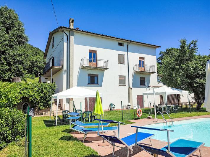 Agriturismo per 12 persone, con Giardino e Piscina a Santa Fiora