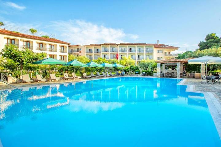 Hôtel pour 3 personnes, avec Balcon et Terrasse ainsi que Jardin et Piscine