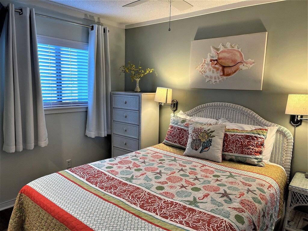 Ganze Wohnung, Admiral's Row 308: Direct Beachfront, New Walk-in Shower & Sunrises in Beaufort County