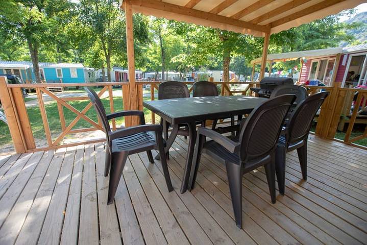 Caravane pour 6 personnes, avec terrasse ainsi que balcon/terrasse et vue sur le lac à Sampzon - 2
