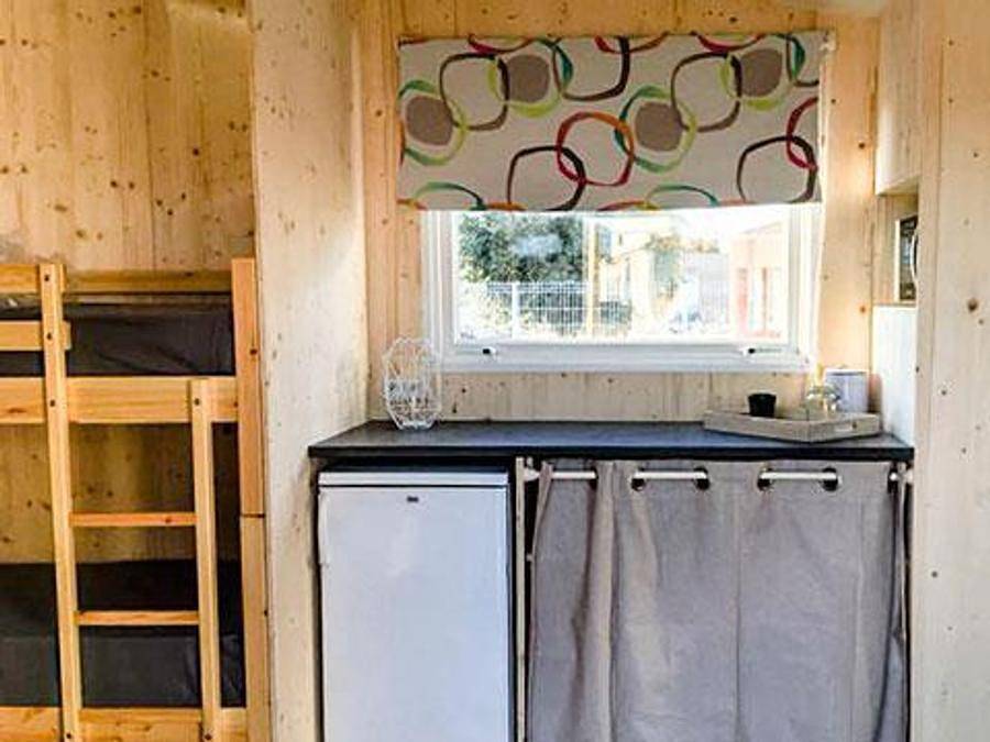Flower Camping de l'Olivigne - Tente en toile et en bois 5 personnes - Cahute Des Randonneurs sans sanitaires in Bize-Minervois, Région de Narbonne