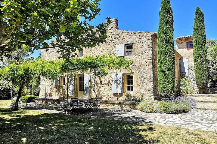 Location de vacances pour 16 personnes, avec piscine et jardin à Beaumont-de-Pertuis