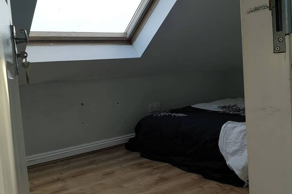 Ganze Wohnung, Nettes „Bijous“ -Db-Zimmer-Apartment auf dem Dachboden in Spelthorne, Surrey