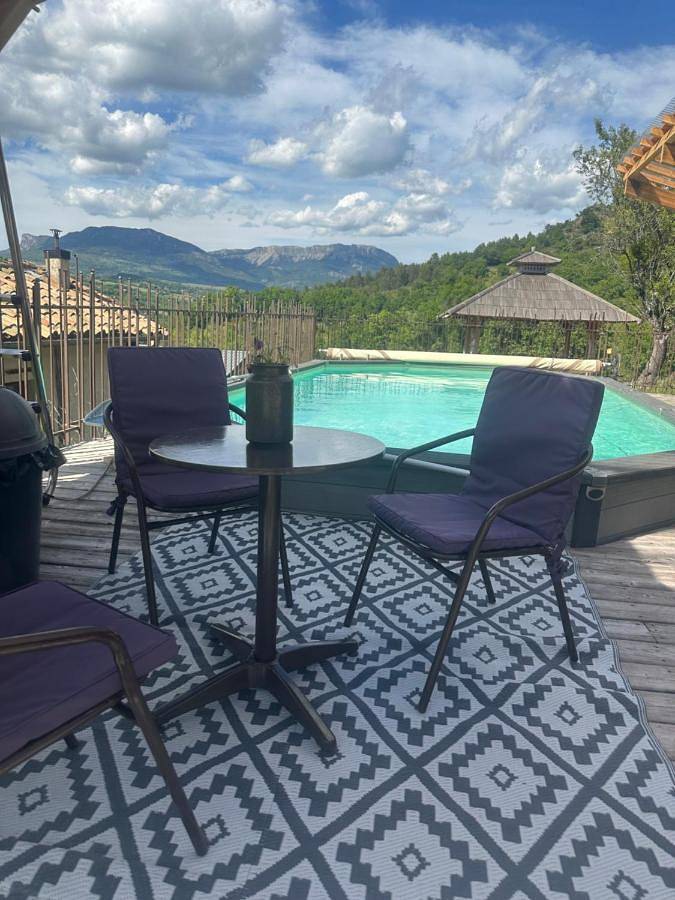 Appartement de vacances pour 9 personnes, avec Terrasse et Jacuzzi ainsi que Jardin et Piscine