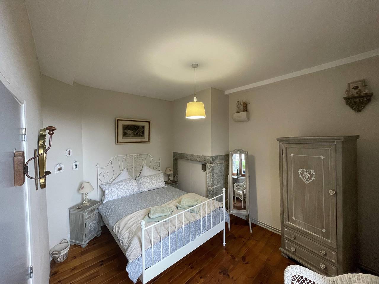 6-Bed Farmhouse, Sleeps 13, Pool & Pet Friendly in Saint-Sauveur-de-Carrouges, Parc naturel régional Normandie-Maine