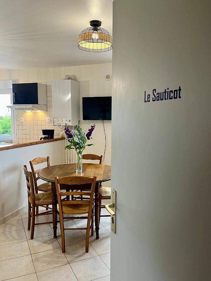 Gîte pour 11 personnes, avec Jardin à Ravenoville