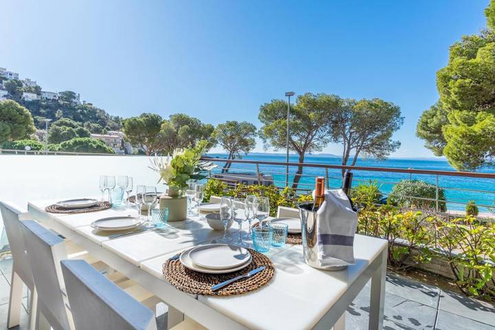 Gîte pour 6 personnes, avec piscine ainsi que vue et balcon dans Platja De Canyelles Petites - 4