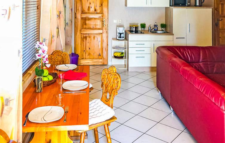 Ganze Ferienwohnung, Strandnahe Unterkunft mit Terrasse und Parkplatz - 800 m zum Strand in Sommersdorf, Kummerower See