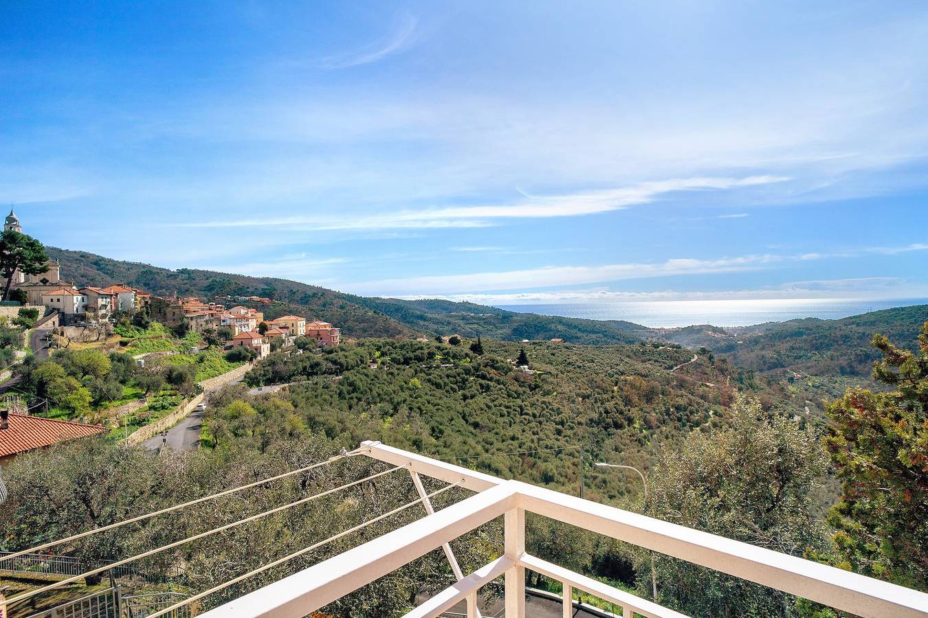Hel lägenhet, Holiday Apartment "Paola" with Sea View, Private Terrace & Wi-Fi in Villa Faraldi, Riviera di Ponente