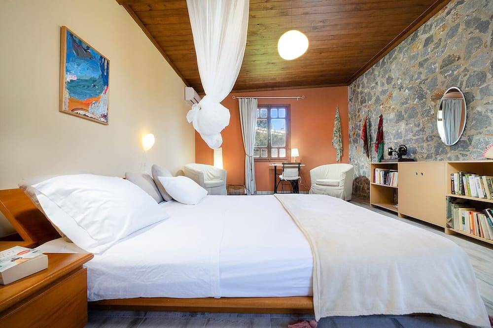 Fortino Villa, 1 Bd and attic, pool, near the sand in Chorafakia, Akrotiri (Chania)