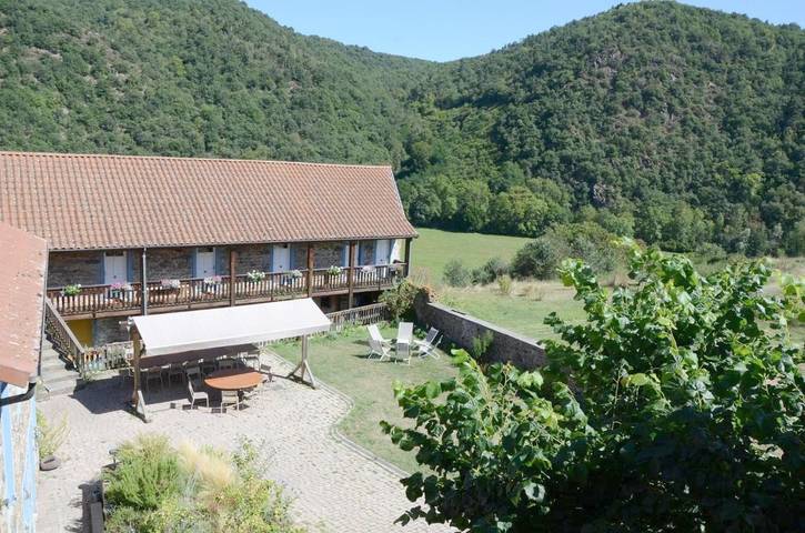 Chambre d’hôte pour 2 personnes, avec jardin ainsi que vue et piscine en Haute-Loire