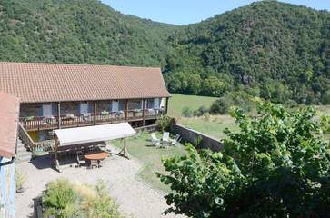 Cottage pour 5 personnes, avec piscine ainsi que vue et jardin à Blesle