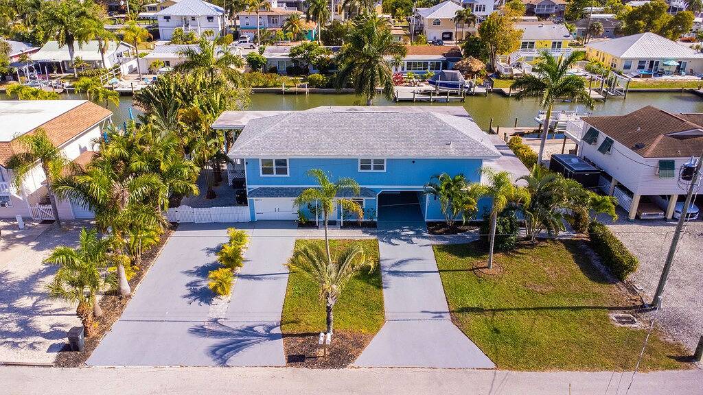 Island Getaway-on canal w/dock and heated pool/5 min walk to beach in Fort Myers Beach, Estero Island