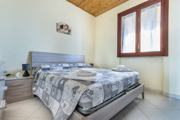 Villa independiente cerca del mar, vallada con jardín y parking interior. in Spiaggia (Campofelice di Roccella), Campofelice di Roccella
