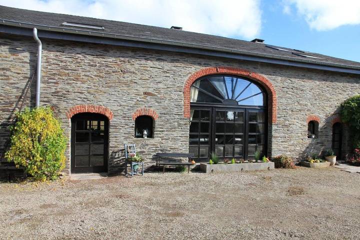 Location de vacances pour 14 personnes, avec terrasse et jardin dans Mont (Houffalize)