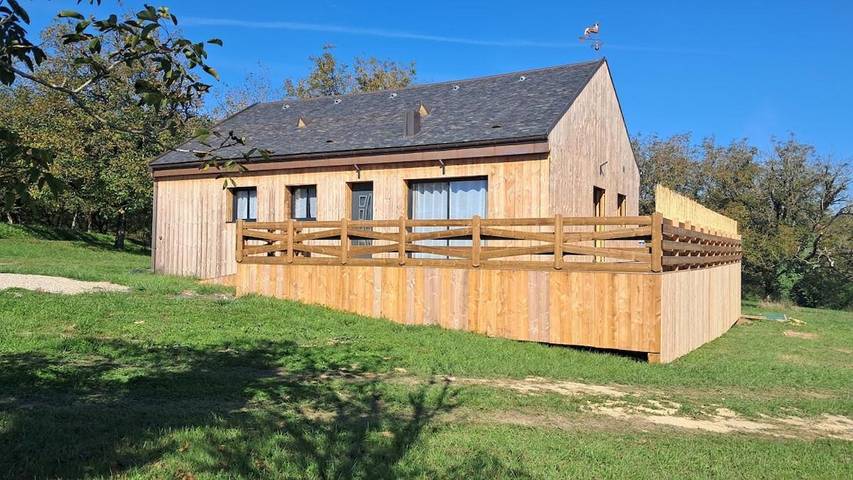 Gîte pour 8 personnes, avec Balcon et Terrasse ainsi que Piscine et Vue à Beauregard-de-Terrasson