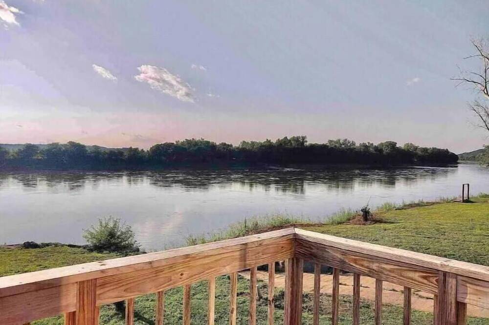 Riverfront 2 bdrm Jacuzzi Cabin w/ Sunset Balcony in St. Joseph, Missouri