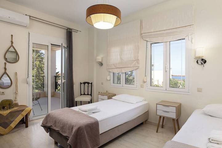 Villa de 200 m² avec jardins privés et piscine de 60 m², à 1,5 km de la plage in Région de Réthymnon