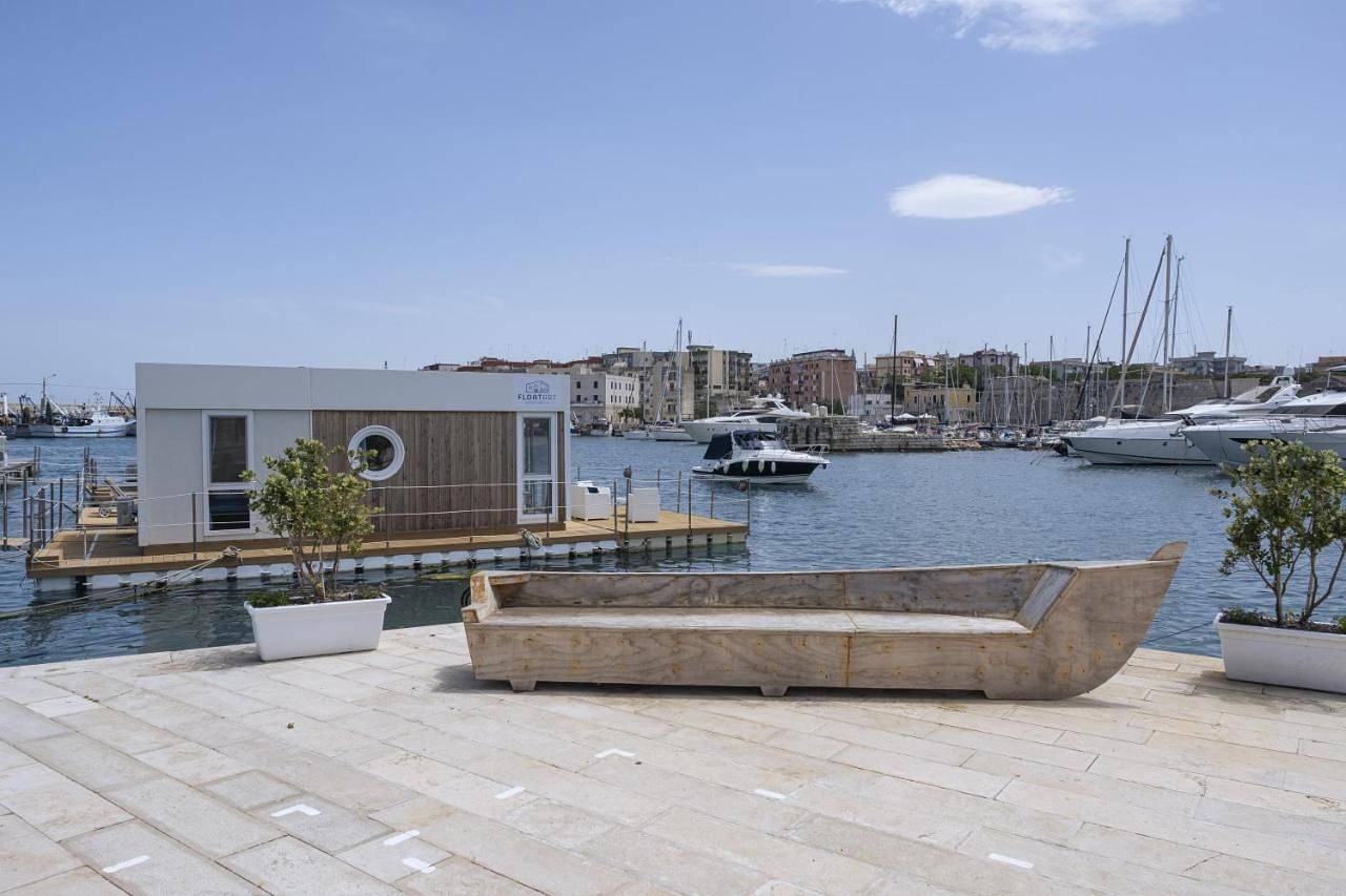 Houseboat Floatart Experience Bisceglie in Spiaggia del macello, Bisceglie