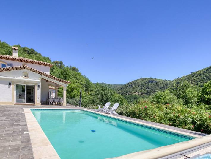 Location de vacances pour 6 personnes, avec terrasse et jardin à Montferrat