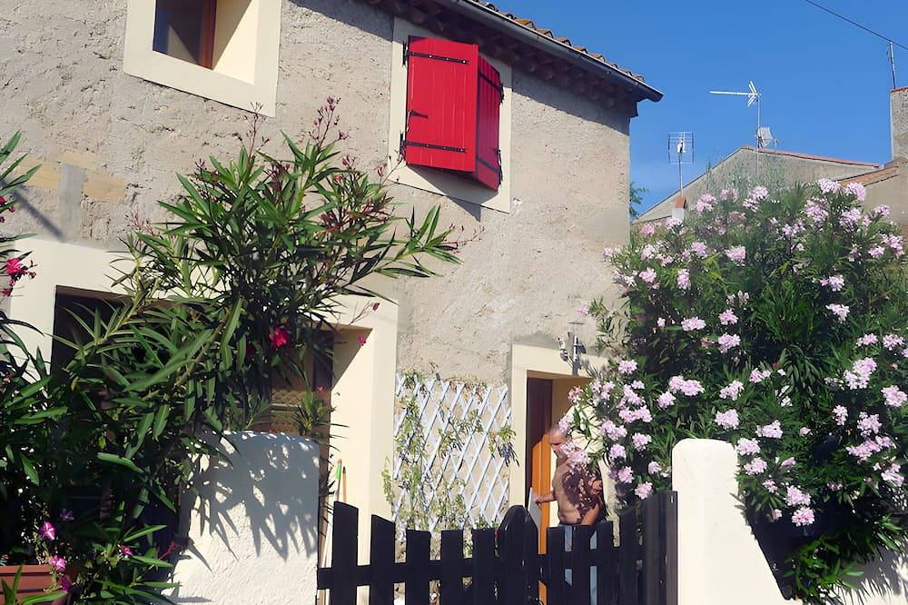 Apartamento entero, Habitación «Bambú» con terraza compartida, wifi y aire acondicionado in Colombiers, Côte d'Améthyste