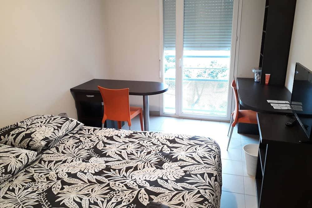 Appartement entier, Studio Cosy face à l'hopital Nord au Rdc avec petite courette. in Saint-Priest-en-Jarez, Loire