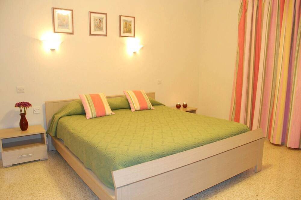 Hel lejlighed, Villa Margherita Unit 1, with a large Pool, patio, and spacious outside spaces. in il-Mellieha, Mellieha