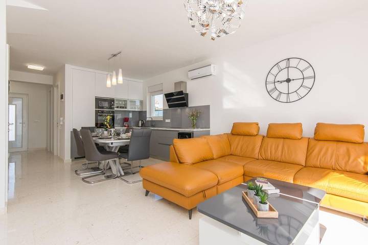 Villa pour 8 personnes, avec vue ainsi que piscine et terrasse à Tribunj - 4