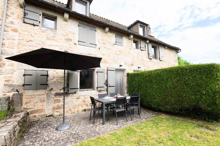 Gîte pour 6 personnes, avec terrasse et piscine