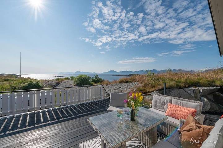 Location de vacances pour 8 personnes, avec Balcon et Terrasse ainsi que Jardin et Vue dans Henningsvær