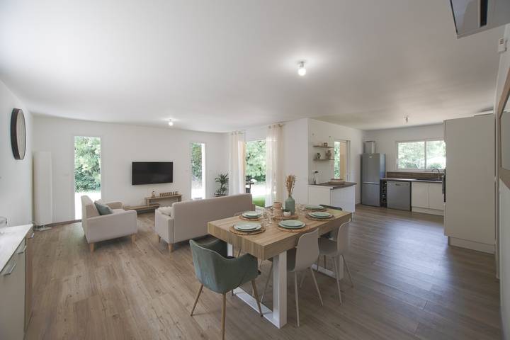 Location de vacances pour 6 personnes, avec jardin ainsi que terrasse et piscine à Berrias-et-Casteljau - 2