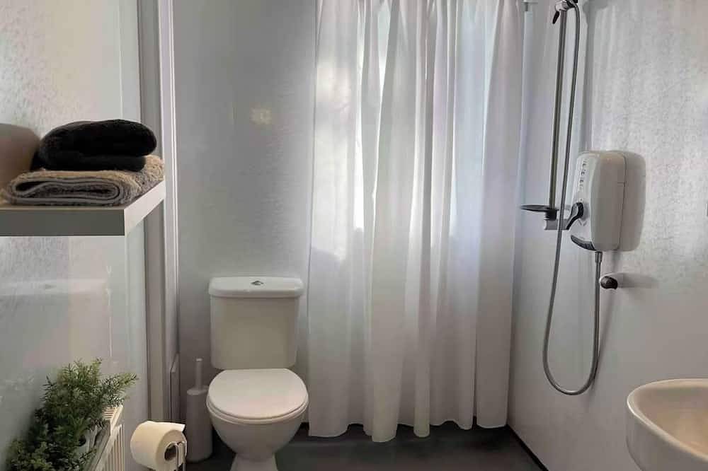 Entire apartment, 2-bedroom apartment in lovely Dumfries with hot tub & disability enabled access in Dumfries, Dumfries and Galloway