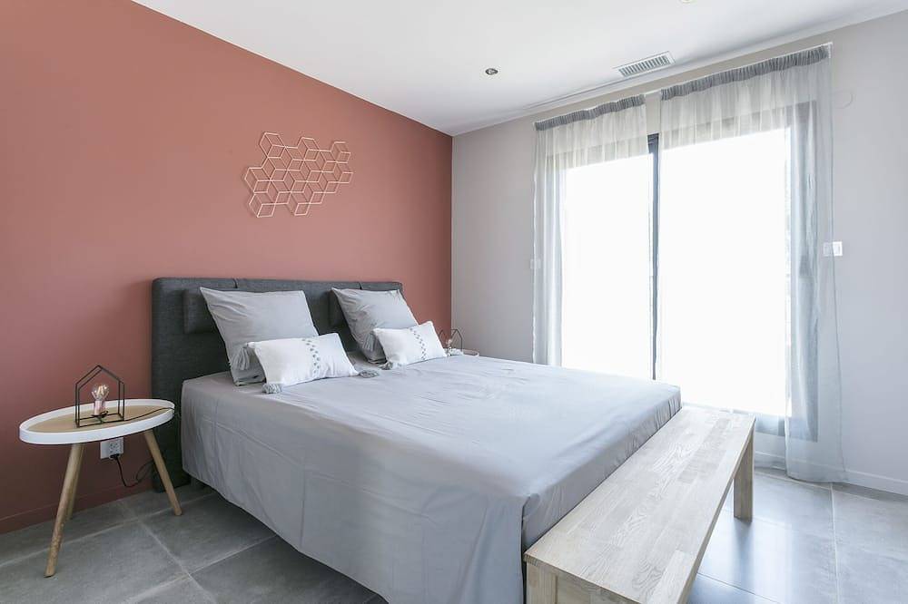 Villa contemporaine neuve avec piscine privee a 400 M de la mer in Cap d'Agde, Agde