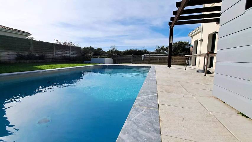 Location de vacances pour 8 personnes, avec vue ainsi que terrasse et piscine à Saint-Augustin - 2