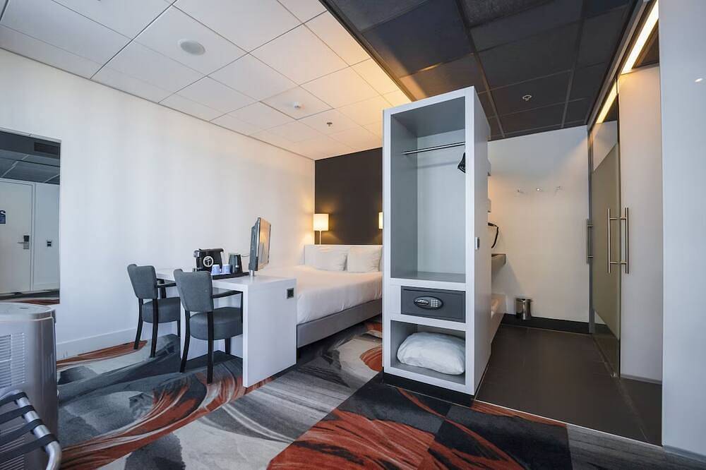 Charming Room Near Castle Ruins with Indoor Pool and Spa in Leiden, Niederländische Nordsee