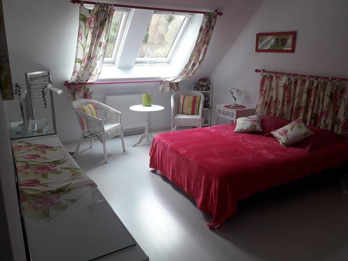 Location de vacances pour 2 personnes, avec terrasse ainsi que piscine et jardin à Coulaines - 2