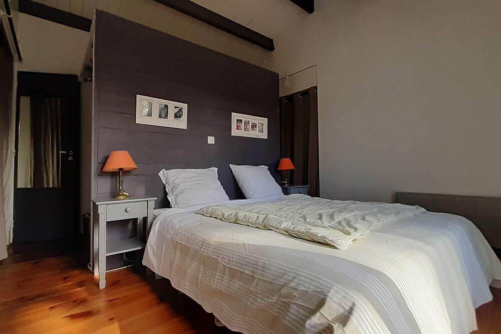 Villa with heated pool and wooded garden in Dompierre-sur-Mer, La Rochelle region