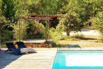 Location de vacances pour 10 personnes, avec jardin et jacuzzi à Entrecasteaux